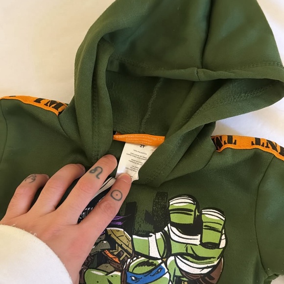 ‘15 Teenage mutant ninja turtles tmnt graphic hoodie green black Nickelodeon 2T - Picture 3 of 5